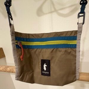 Cotopaxi Lista 2L Lightweight Crossbody Bag - Cada Día